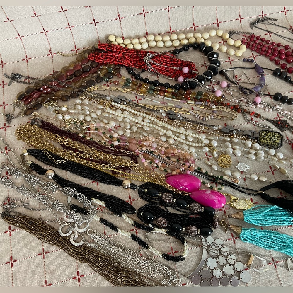 Mixed Lot of 4 lbs Costume Jewelry (all necklaces) Vintage + More PreLoved 38pc - Picture 2 of 3